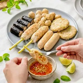 Hình ảnh sét heathy (1 xúc xích ức gà pho mai+ 1 xúc xích ức gà nấm, 1 chả ức gà rau củ, 1 chả ức gà rong biển, 1 chả ức gà cuộn sả, 3 v