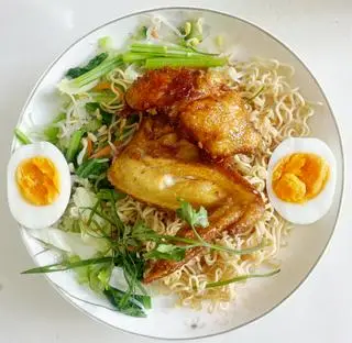 Hình ảnh Mì trộn trứng + cánh gà chiên giòn