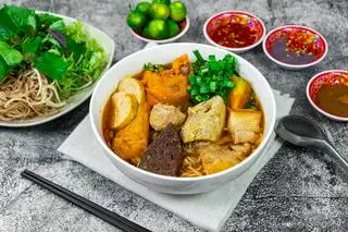 Hình ảnh Tô riêu cua chả giò