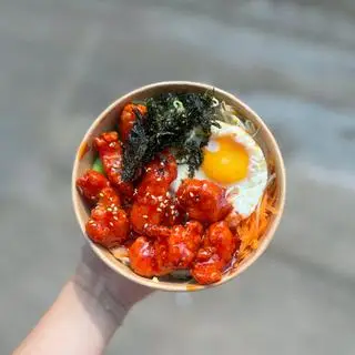 Hình ảnh Cơm trộn gà sốt cay ngọt - trứng ốp
