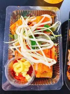 Hình ảnh bánh tráng cuốn bơ kèm sốt me 