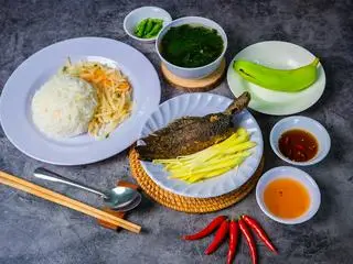 Hình ảnh Cơm cá trê chiên xoài sống mắm gừng