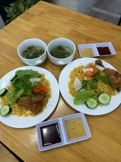 Hình ảnh Cơm gà cánh chiên mắm tỏi 