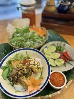 Hình ảnh Mì Quảng sườn trứng