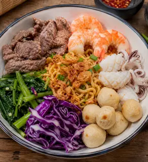 Hình ảnh mì cay trộn khô hải sản 