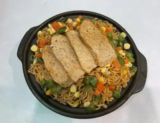 Hình ảnh mỳ indomie trộn chả +rau củ 
