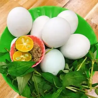 Hình ảnh trứng vịt lộn luộc lá đứa 