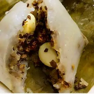 Hình ảnh Bánh giò 2 trứng cút nóng