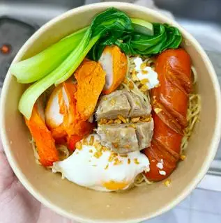 Hình ảnh Thập cẩm xúc xích - trứng - xá xíu - bò viên