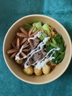 Hình ảnh Mì trộn rau + bò + cá viên + xúc xích + bắp 