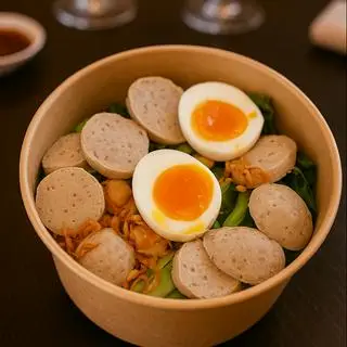 Hình ảnh Mì trộn bò viên - trứng 