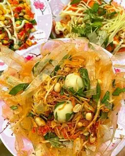 Hình ảnh Bánh tráng vuông sa tế muối tắc trứng cút
