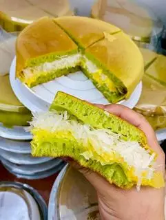 Hình ảnh Bánh Bò Cadé Kẹp Dừa Hộp Nhỏ Nửa Bánh