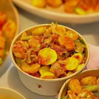 Hình ảnh chân gà và trứng non hộp lớn nhìu chân và trứng 