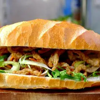 Hình ảnh bánh mì chả cá+ trứng ốp la