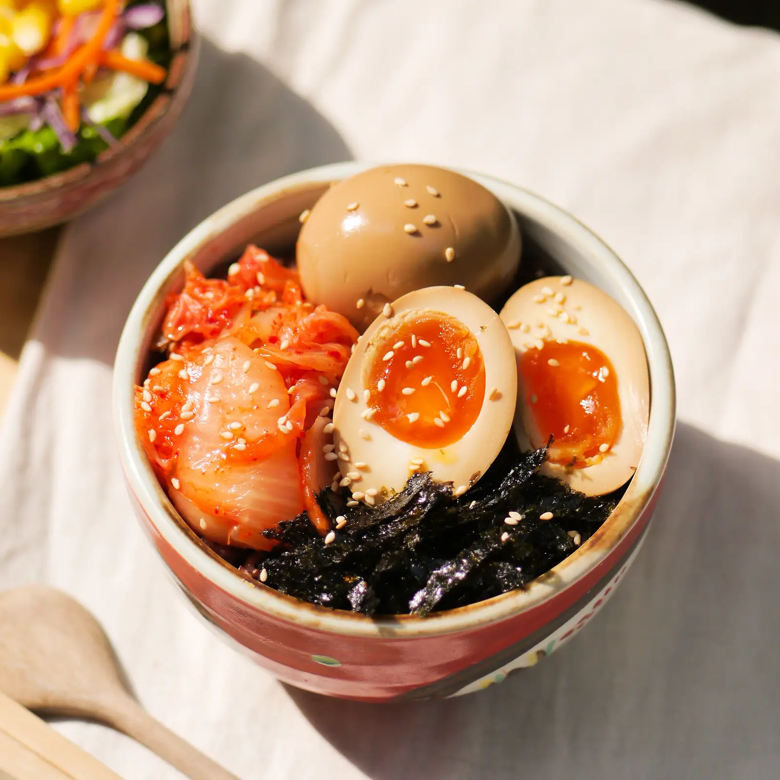 Hình ảnh Cơm gạo lứt trứng ngâm tương, kim chi & rong biển