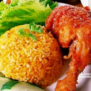 Hình ảnh Cơm Gà Xối Mỡ Đùi Tắm Mắm Tỏi Da Giòn(Gà Nóng)