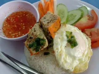 Hình ảnh cơm tấm chả trứng ốp la