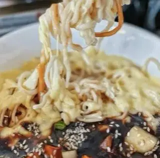 Hình ảnh Mì sốt tương đen phô mai