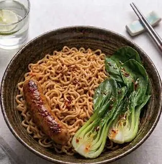 Hình ảnh Mì trộn Indo xúc xích