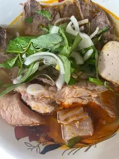 Hình ảnh Bún bò Huế giò đầy đủ