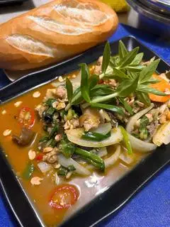 Hình ảnh Thỏ xào lăn - bánh mỳ