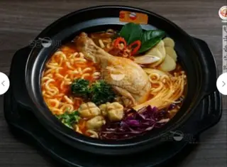 Hình ảnh Mì lẩu thái đùi gà