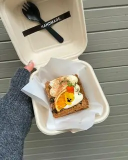 Hình ảnh Carrot cake ( bánh cà rốt + hạt óc chó nho khô )