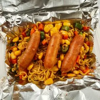 Hình ảnh Mì trộn xúc xích phô mai