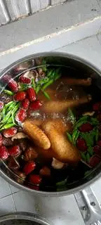 Hình ảnh Gà tiềm ớt hiểm nguyên con