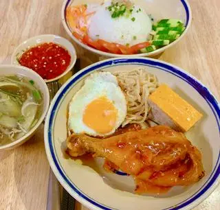 Hình ảnh Cơm Tấm Gà Cay Sốt Thái + Bì Chả Trứng Ốp (Đùi Lớn)