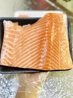 Hình ảnh 300gr Cá Hồi Tươi thân giữa để nguyên không cắt