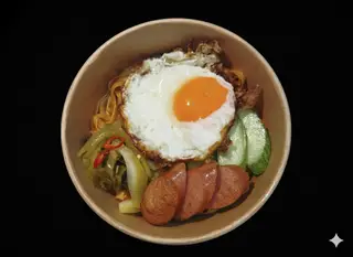 Hình ảnh Mì trộn trứng + xúc xích