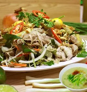 Hình ảnh Gà nguyên con xé phay hành tây - rau răm