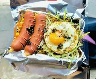 Hình ảnh Indomie xúc xích ốp la