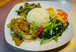 Hình ảnh Cơm cá basa kho tộ