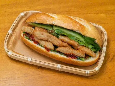 Hình ảnh Bánh mì chả cá đặc biệt