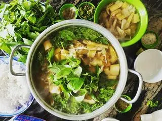 Hình ảnh Lẩu gà lá é nhỏ