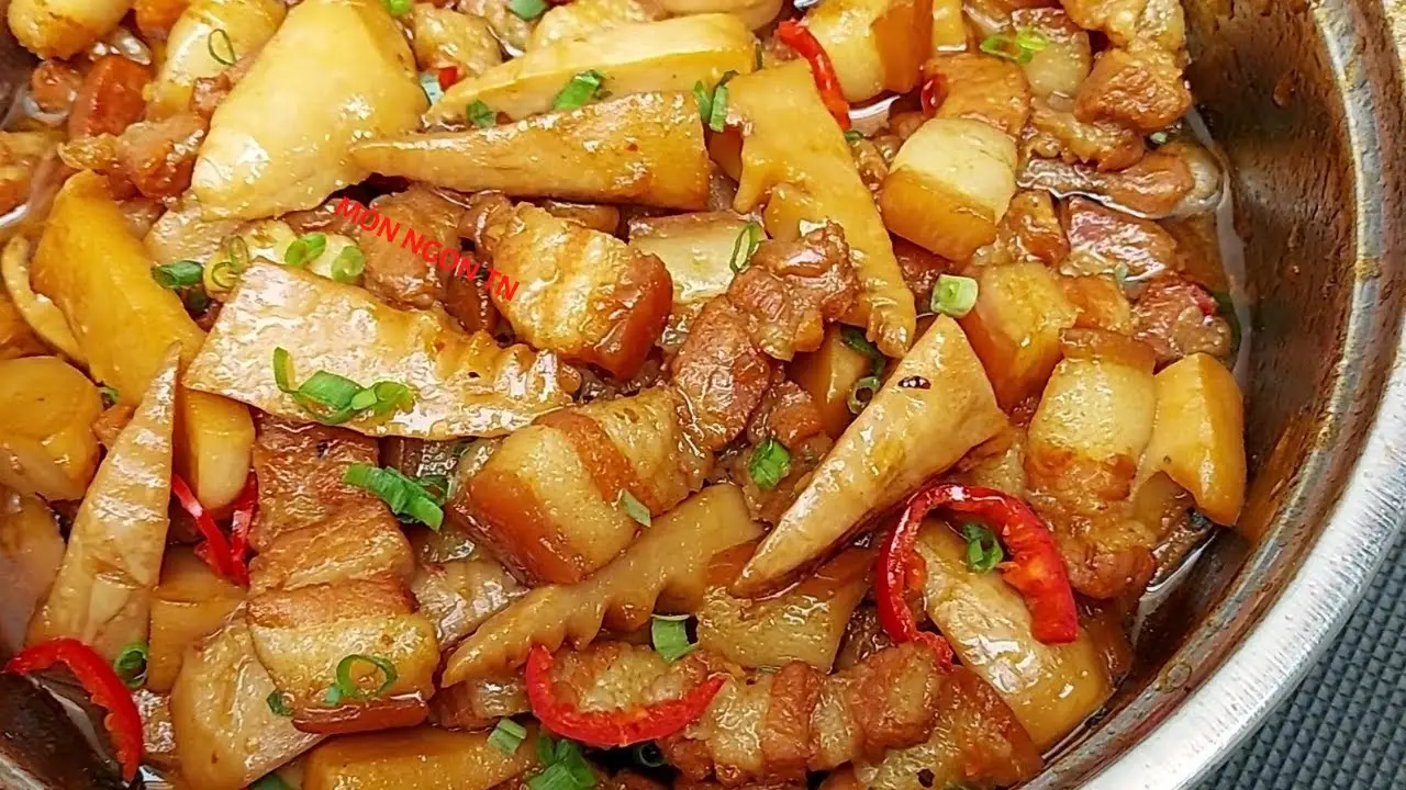 Hình ảnh Cơm thịt ba rọi kho măng