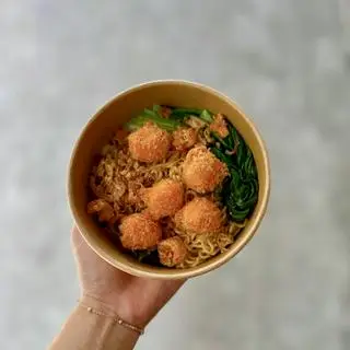 Hình ảnh Mì trộn viên cốm hồng xốt mayonaise