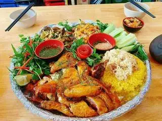 Hình ảnh Xôi Gà Ta Quay 1 Con + nộm, rau thơm gia vị chấm 