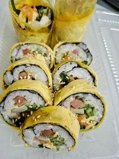 Hình ảnh Kimbap phủ trứng cuộn