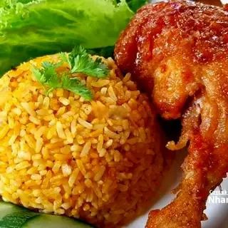Hình ảnh Cơm gà xối mỡ đùi tỏi - canh rong biển
