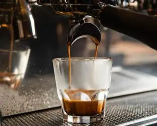 Hình ảnh cafe đen nóng pha máy