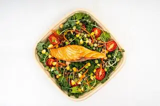 Hình ảnh Salad cá hồi hạt quinoa và bơ