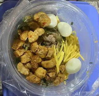 Hình ảnh Bánh tráng mỡ hành thịt nằm tóp mỡ