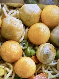 Hình ảnh Mì trộn tôm viên - bò viên