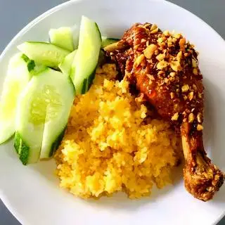 Hình ảnh Cơm gà mắm tỏi - đùi tỏi