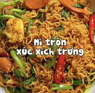Hình ảnh combo mì trộn trứng + xúc xích+ trà tắc