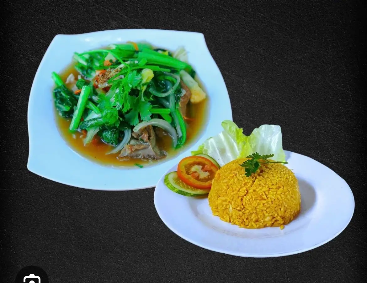 Hình ảnh Cơm chiên bò xào cải thìa